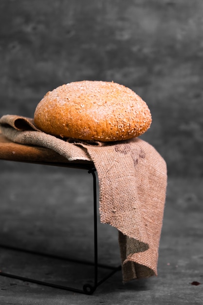 Free photo close-up homemade bread with seeds