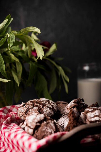 Biscotti al cioccolato fatti in casa del primo piano sul tavolo