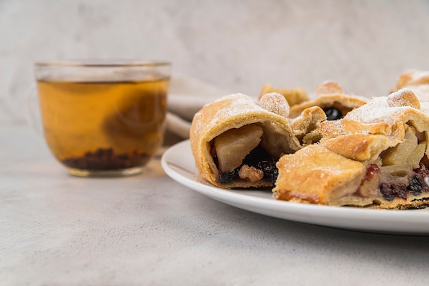 Foto gratuita dessert casalingo del primo piano con zucchero su una zolla