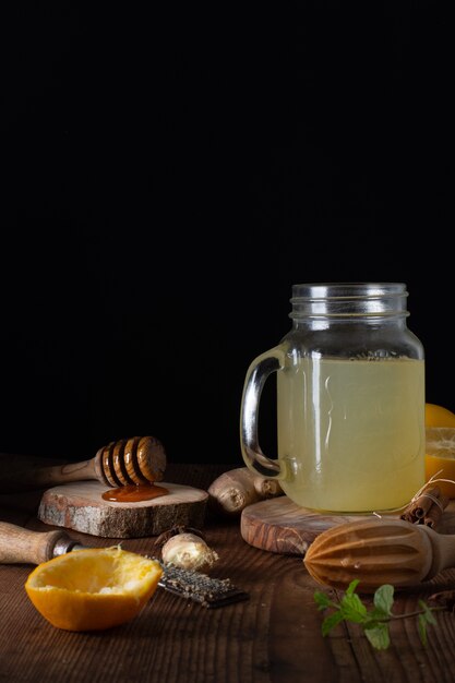 蜂蜜とクローズアップの自家製の新鮮なレモネード