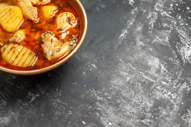 Primo piano su zuppa fatta in casa con pollo e set di spezie