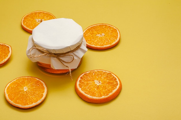 Free photo close-up honey jar with orange slices