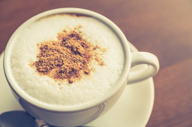 Primo piano di caffè caldo al cioccolato