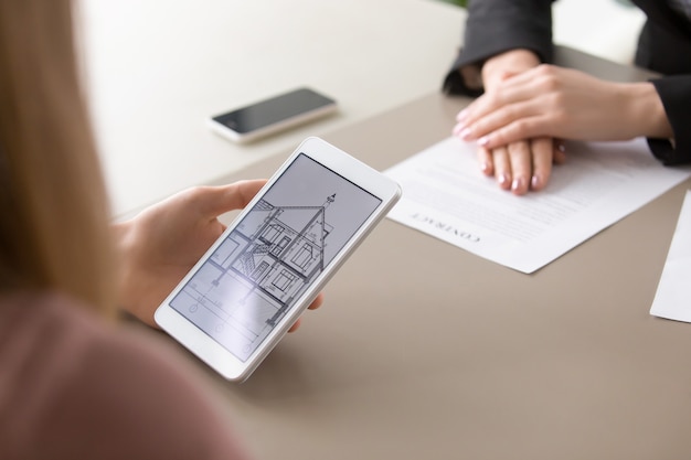 태블릿, 부동산 계약에 집 계획의 클로즈업
