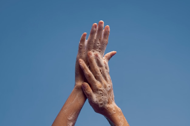 Primo piano sul lavaggio igienico delle mani