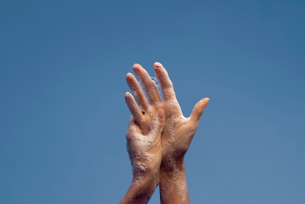 Primo piano sul lavaggio igienico delle mani