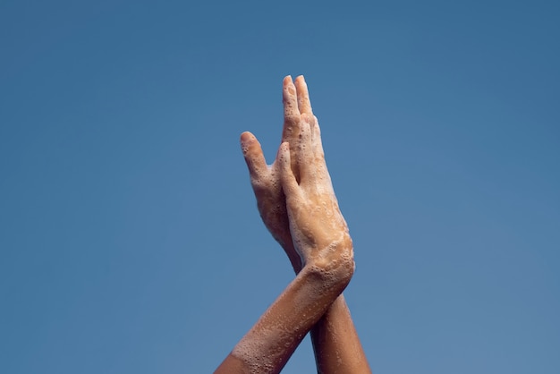 Primo piano sul lavaggio igienico delle mani