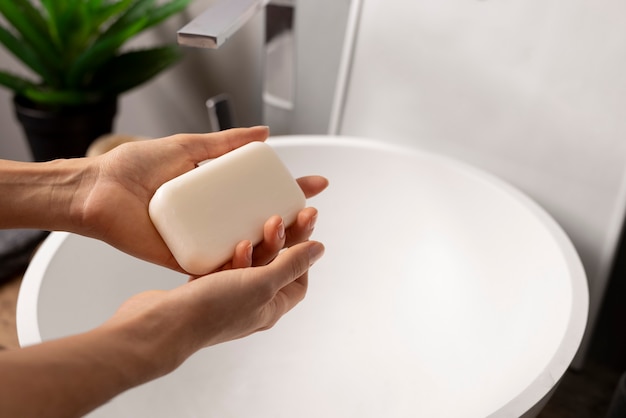 Foto gratuita primo piano sul lavaggio igienico delle mani
