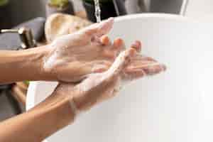 Foto gratuita primo piano sul lavaggio igienico delle mani