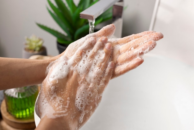 Крупным планом на гигиеническое мытье рук