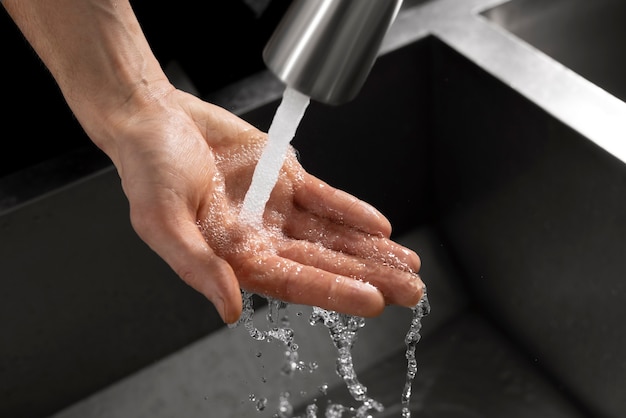 Primo piano sul lavaggio igienico delle mani