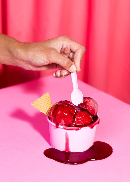 Free photo close-up ice cream with topping