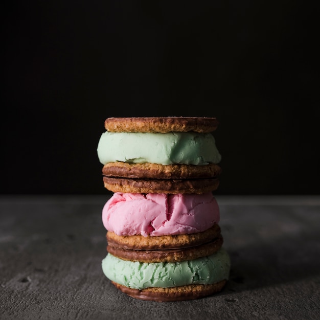 Free photo close-up ice creams biscuit