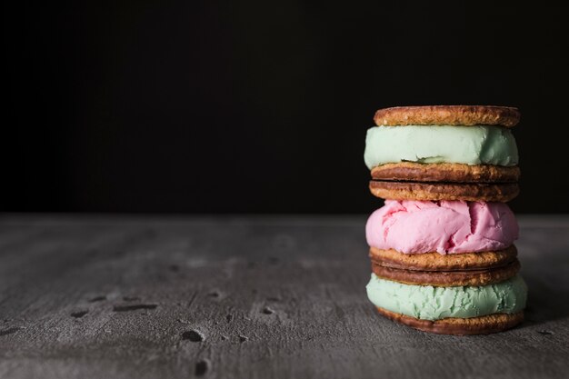 Free photo close-up ice creams biscuit