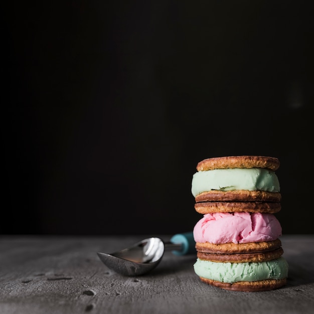 Close-up ice creams biscuit