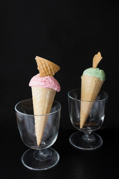 Free photo close-up ice creams in glasses