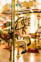 Foto gratuita primo piano di un dettaglio illuminato carosello cavalli