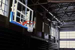 Free photo close-up image of a basketball hoop in a game hall.