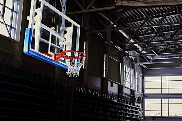 ゲームホールのバスケットボールのフープのクローズアップ画像。