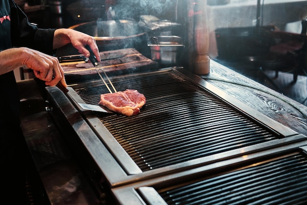 レストランの厨房のグリルで美味しい肉ステーキを調理するクローズアップ画像。