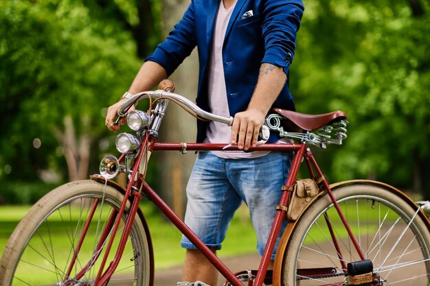 レトロな自転車に乗っている男の画像をクローズアップ。