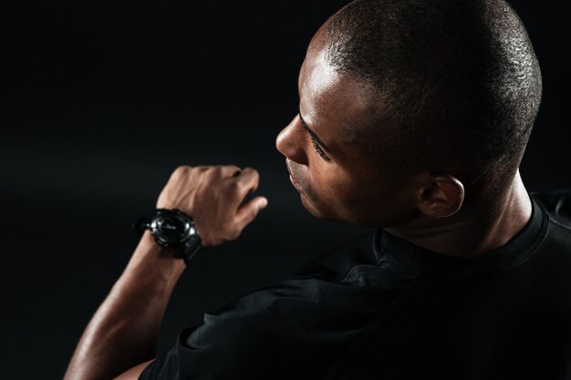 黒のtシャツに身を包んだ若いアフロアメリカンの男のクローズアップ画像
