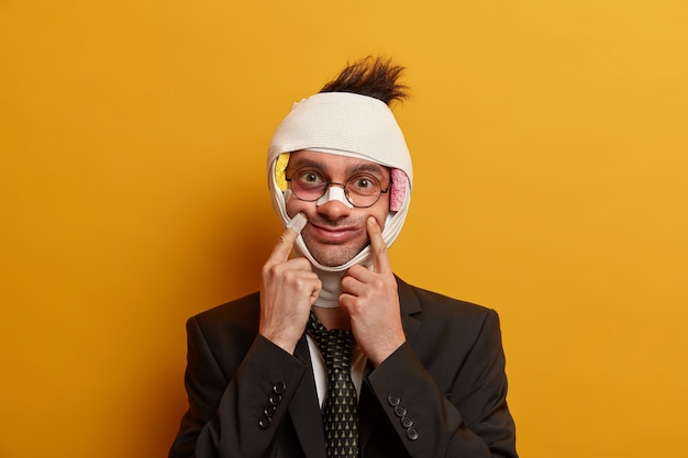 Foto gratuita primo piano sull'uomo ferito con livido scuro sotto gli occhi e commozione cerebrale, indossa una benda