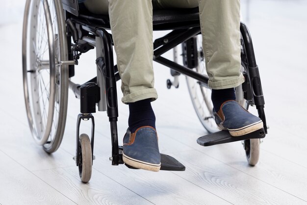 Крупным планом инвалид в инвалидной коляске