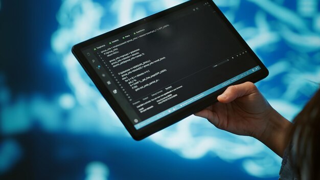 タブレットを構築するAIアルゴリズムを使用するITプロフェッショナルのクローズアップ