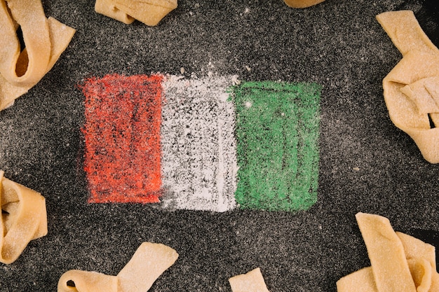 Крупным планом итальянский флаг и макароны