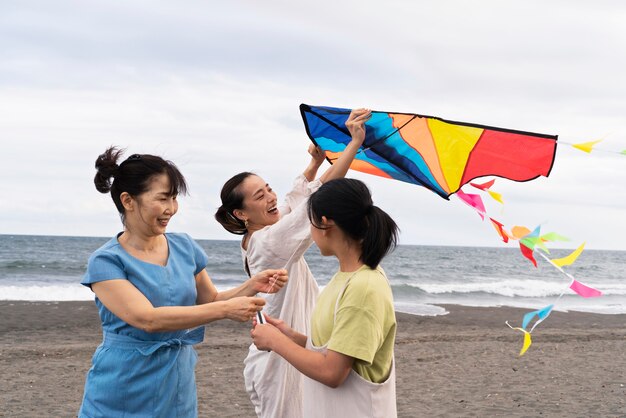 楽しんでいる日本の家族にクローズアップ