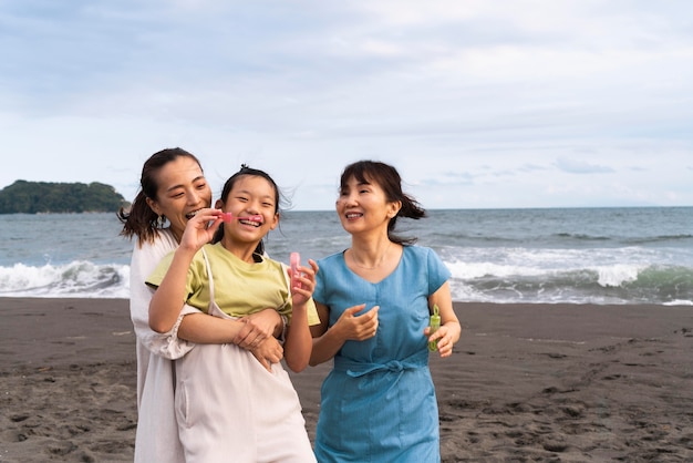 Японская семья развлекается крупным планом