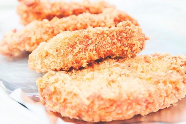 Free photo close up of japanese food, homemade tonkatsu pork cutlet on aluminium foil