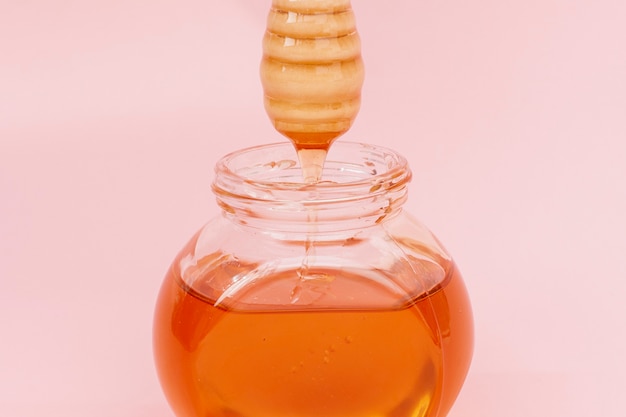 自家製蜂蜜で満たされたクローズアップ瓶