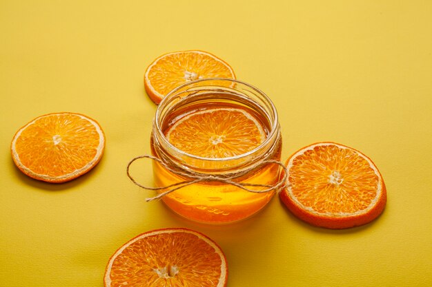 꿀, 맛있는 오렌지 조각으로 근접 항아리