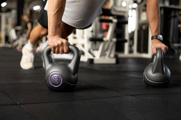 Foto gratuita close up kettlebell allenamento in palestra