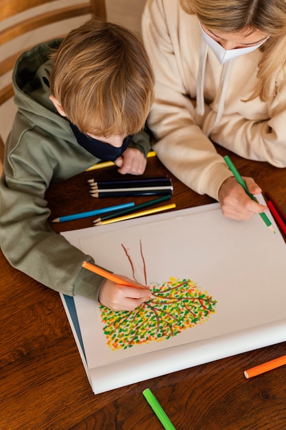 屋内で描くクローズアップの子供