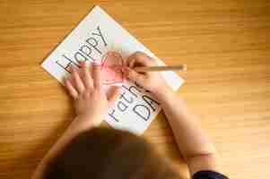 Free photo close-up kid drawing