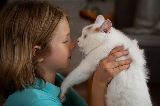 猫を抱いて子供をクローズアップ