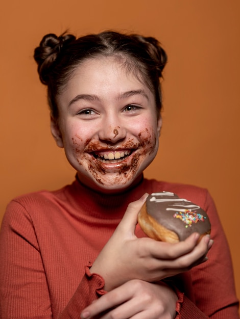 Free photo close-up kid holding doughnut