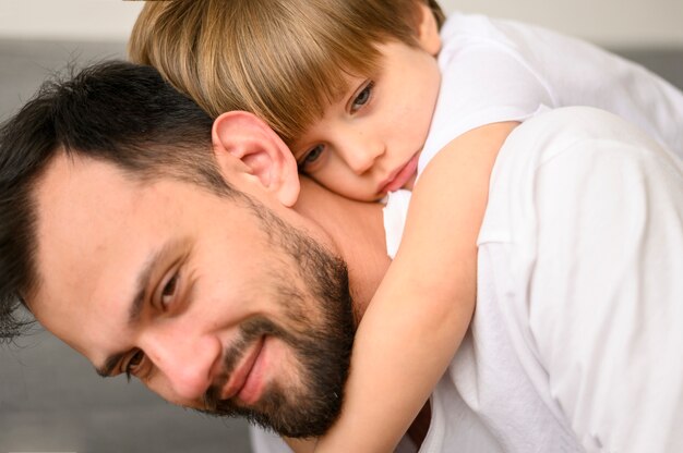 Foto gratuita padre della holding del bambino del primo piano