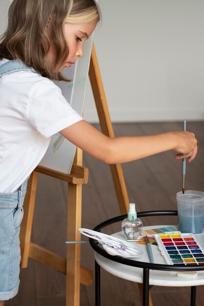 Free photo close up kid holding painting brush