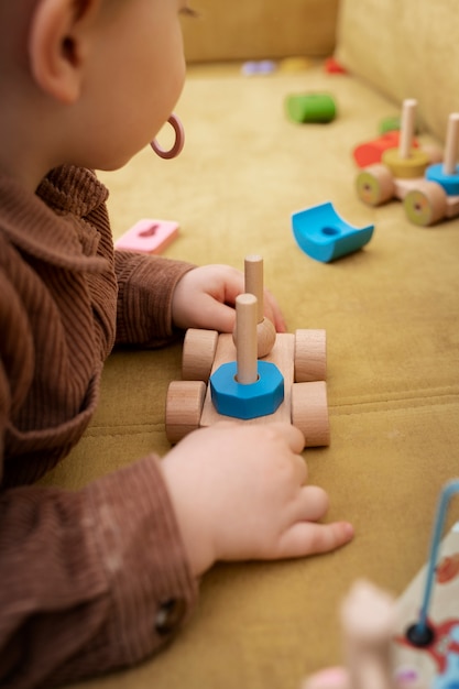 木のおもちゃを持っている子供をクローズアップ