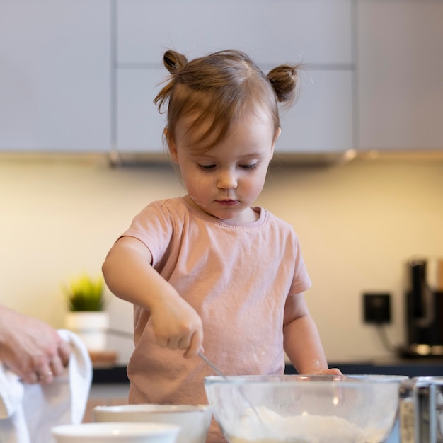 小麦粉を混ぜるクローズアップの子供