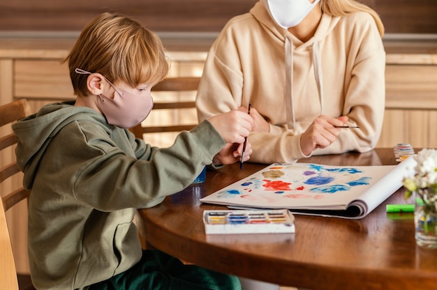 Foto gratuita pittura del bambino del primo piano su carta