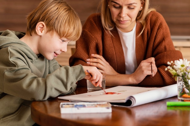 Макро ребенок рисует на бумаге