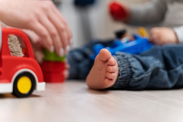 Крупным планом ребенок и родитель играют с игрушками