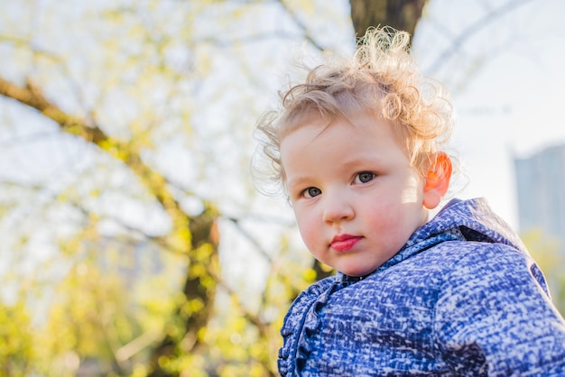 Foto gratuita close-up di ragazzo nel parco