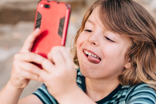 Primo piano del bambino che gioca sul telefono