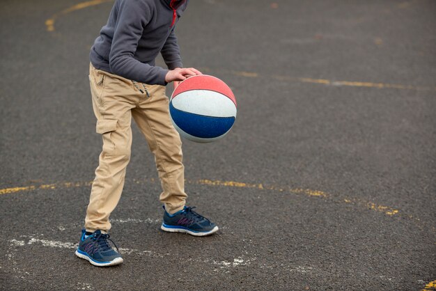 ボールで遊んでいる子供をクローズアップ